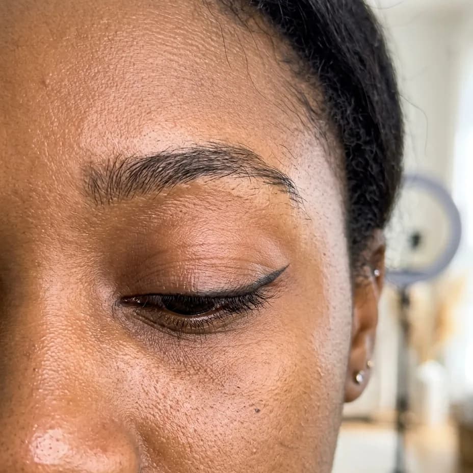 Abgeheilter permanenter Lidstrich: präzise Linie am oberen Wimpernrand mit einem kleinen auslaufenden Wing